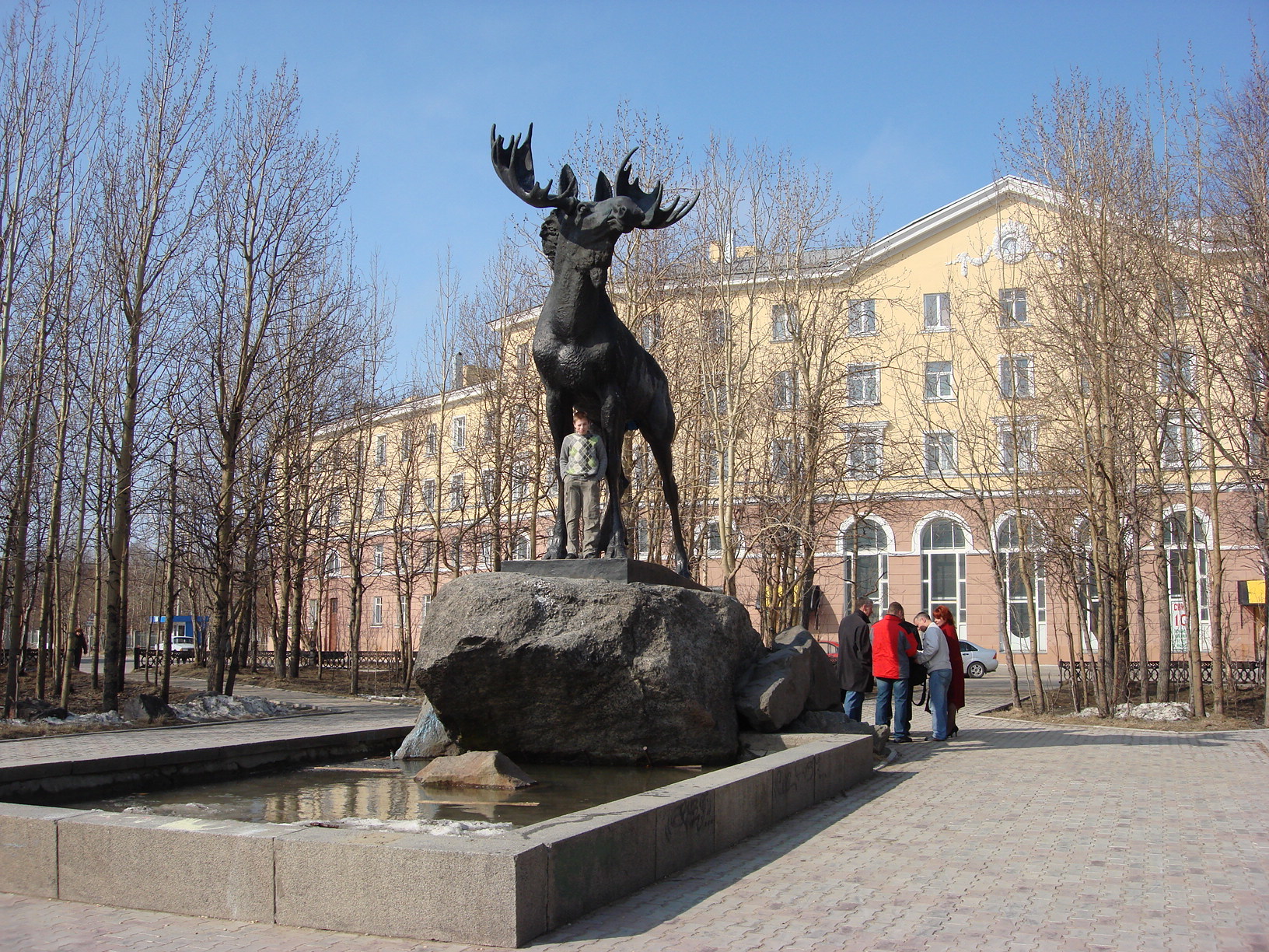 Памятники мончегорска. Памятник лосю в Мончегорске. Лось Мончегорск. Город Мончегорск памятник лосю. Памятник Лось Мурманск.