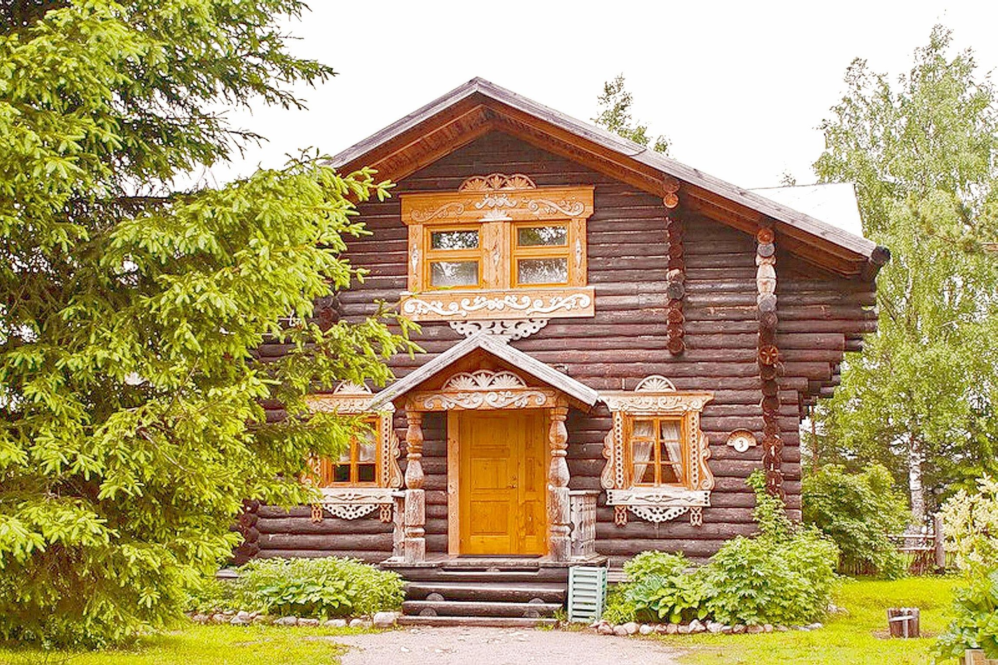Вблизи избы. Терем с резными наличниками Свердловская область. Деревянный дом. Старинный деревянный дом. Деревянная изба.