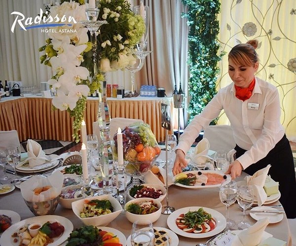 Персонал в Radisson Hotel, Astana уделяет особое внимание каждому гостю! 😊 The personnel of Radisson Hotel, Astana is attentive to every guest! 😊#radisson #radisonastana #банкетастана #банкет #астана #свадьба #свадьбамечты @ Radisson Hotel, Astana