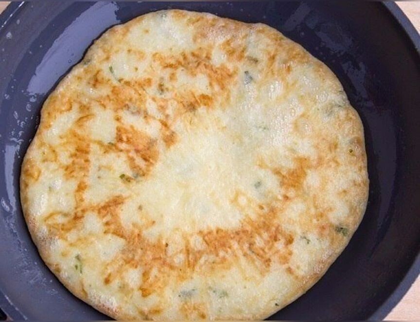 Рецепт лепешек на воде с яйцами. Сырные лепешки на сметане. Лепёшки с сыром на сковороде на сметане. Сырные лепешки с зеленью. Лепешка с сыром яйцами зеленью.