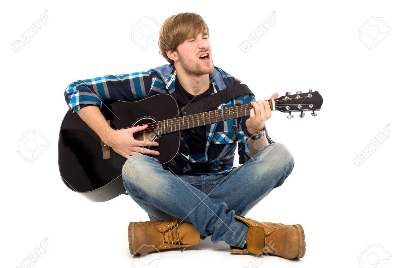 Мужчина поет на гитаре. Человек с гитарой. Чел сидит с гитарой. Человек сидит с гитарой. Человек с электрогитарой на белом фоне.